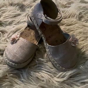 Jellypop girls espadrille sandals metallic gold and tan. Toddler girl size 10